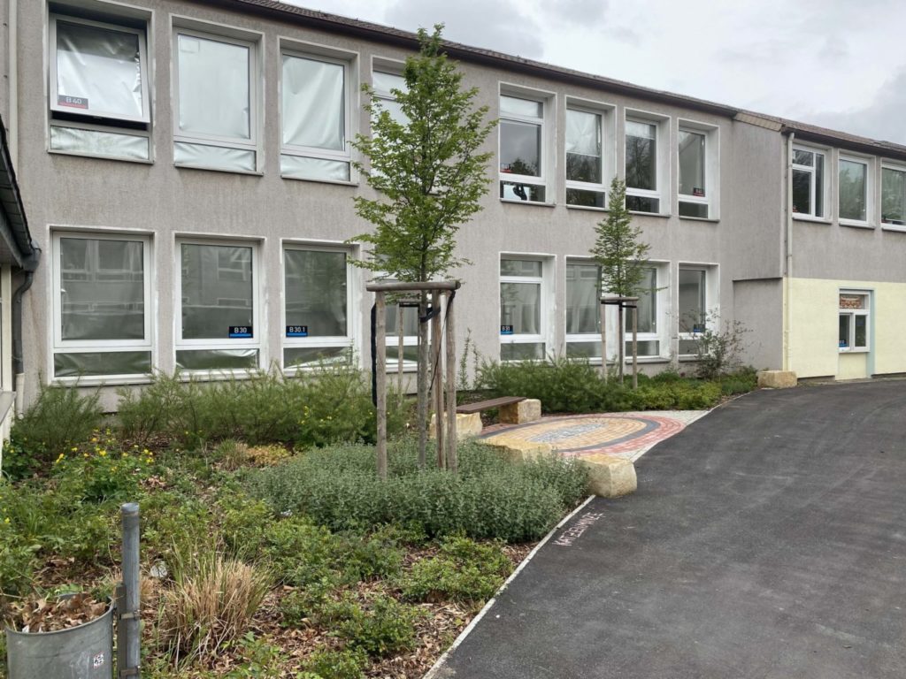 Blick in den neu gestalteten Schulhof