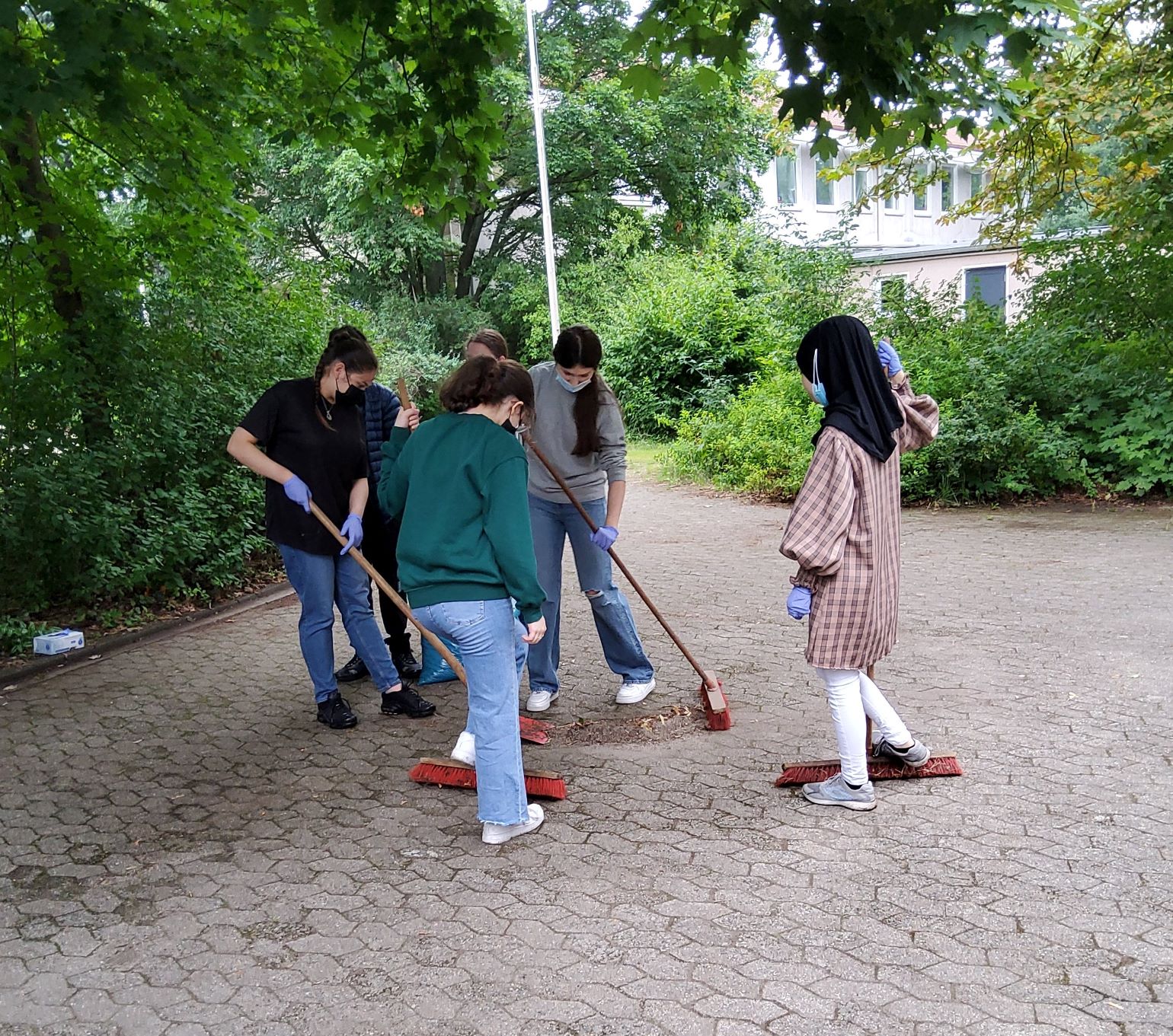 Schüller beim Müllsammeln im Schulhof