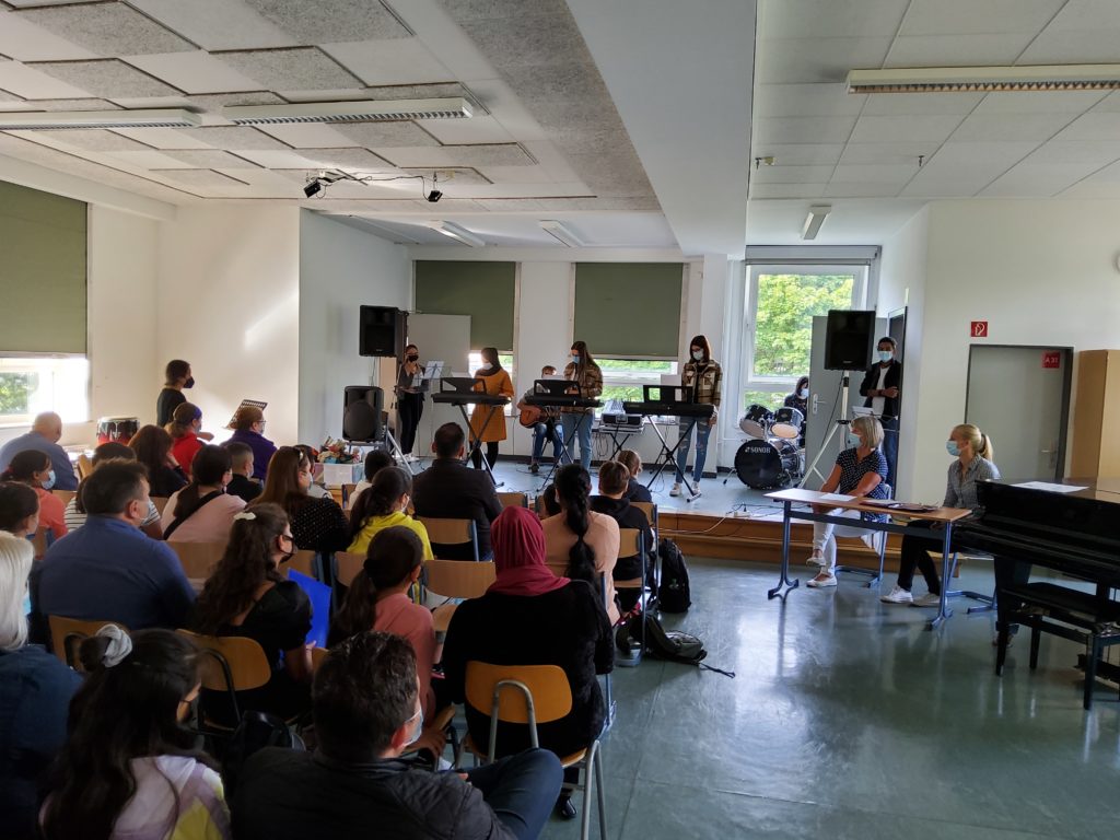 Die Schulband vor den Gästen