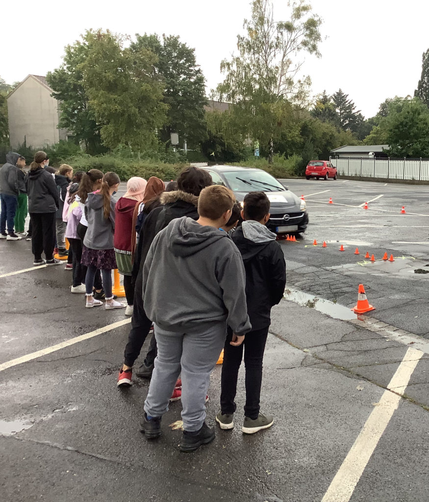 Schüler beobachten den Bremsweg eines Autos