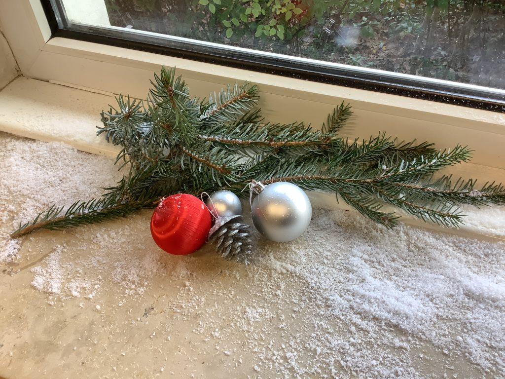Tannenzweig mit bunten Christbaumkugeln
