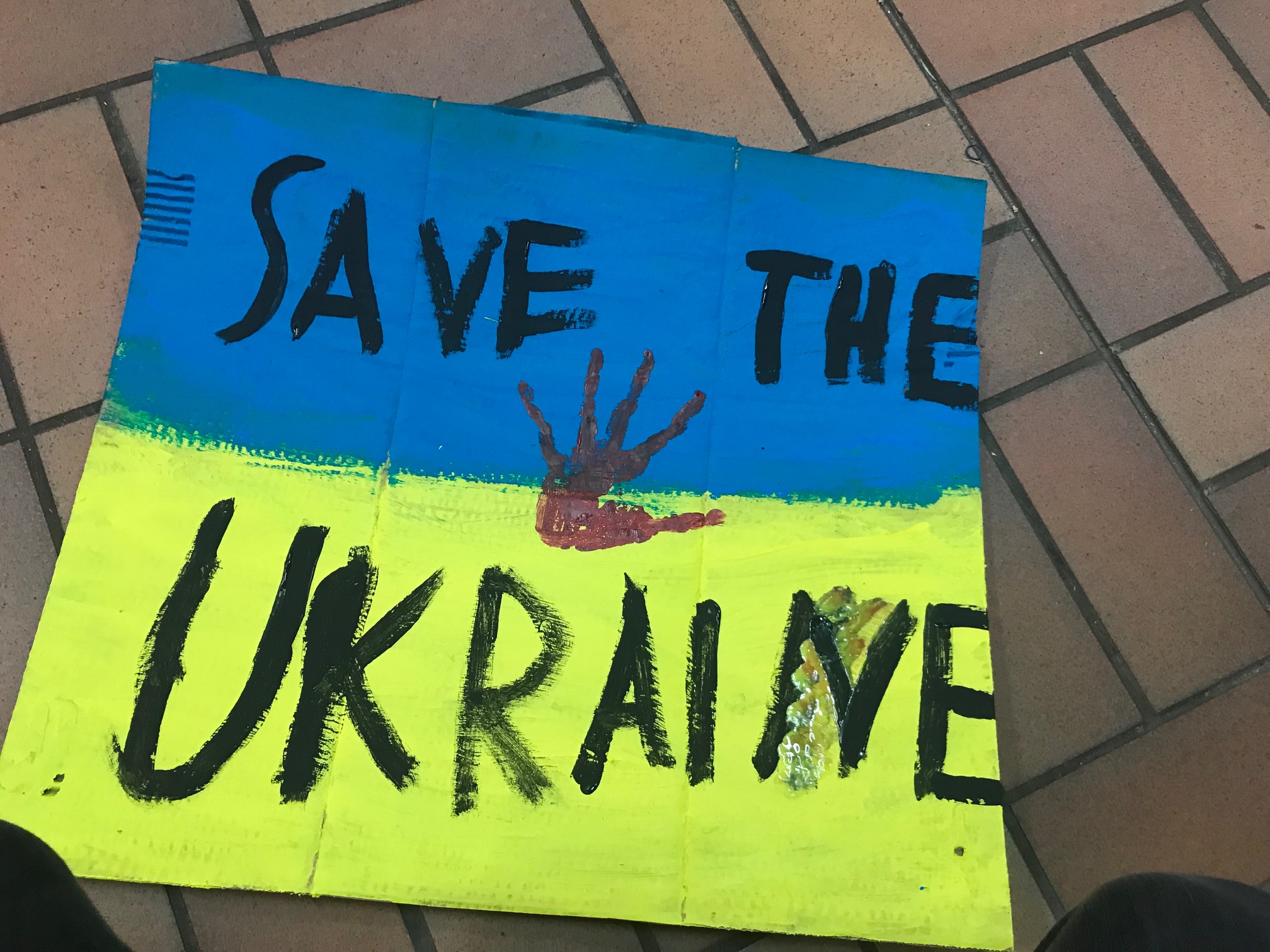 Gemalte Ukraineflagge mit Aufschrift "Save the Ukraine"